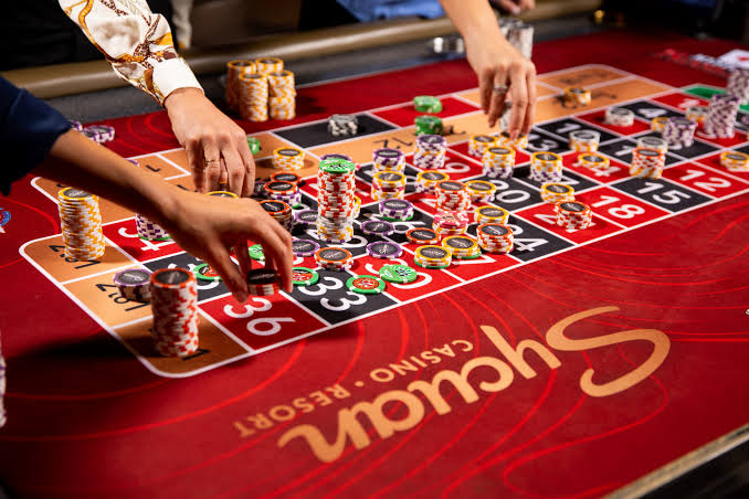 What Casino Table Etiquette Should Beginners Know Before Playing?